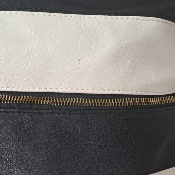 Black & White Strip PVC Leather Shoulder/Crossbody Bag EUC - Picture 14 of 15